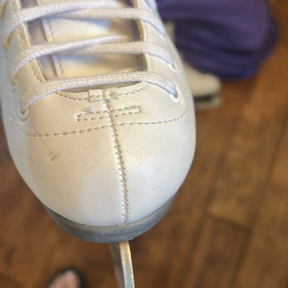 White and Purple Riedell Ice Skates with purple carrying bag - Picture 5 of 6